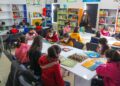 Eşine hediye olarak Van’daki okula kütüphane kurdu