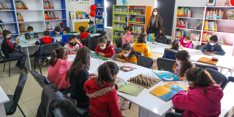 Eşine hediye olarak Van’daki okula kütüphane kurdu