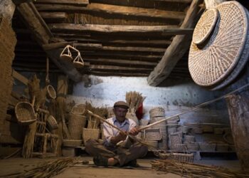 Annesinden öğrendiği meslekle geçimini sağlıyor