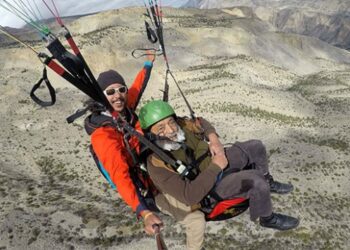 64 yaşında 2300 metreden yamaç paraşütüyle atladı