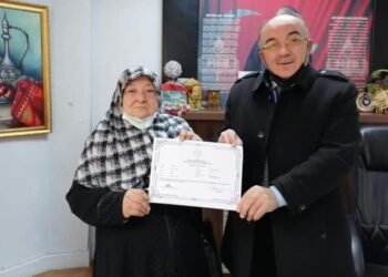 Ehliyet almak için 76 yaşında okuma yazma öğrendi