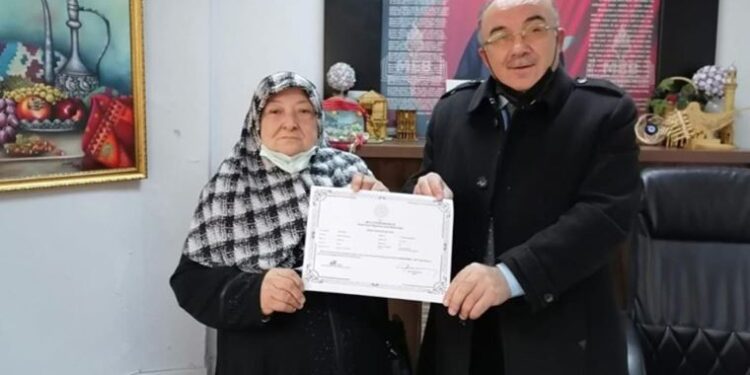 Ehliyet almak için 76 yaşında okuma yazma öğrendi