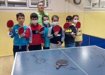 22 yıldır öğrencilere ücretsiz masa tenisi eğitimi veriyor