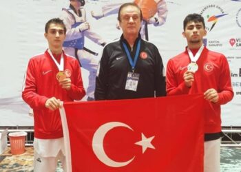 Tekvandoda 1 altın 1 gümüş madalya