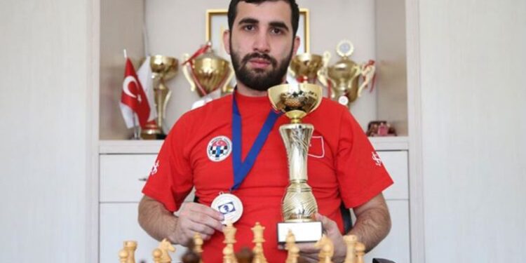 Milli satranççı Berkay Çelik, Türkiye’ye gümüş madalya getirmenin gururunu yaşıyor