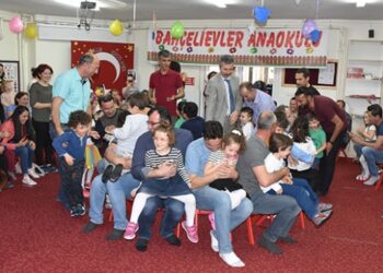 Babalar yarışıyor, anneler alkışlıyor, çocuklar eğleniyor