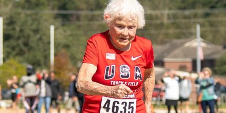 105 yaşındaki Julia Hawkins’ten dünya rekoru