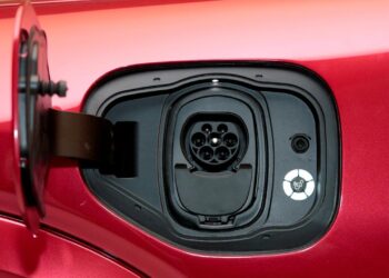 Elektrikli arabalar için taşınabilir şarj cihazı üretildi