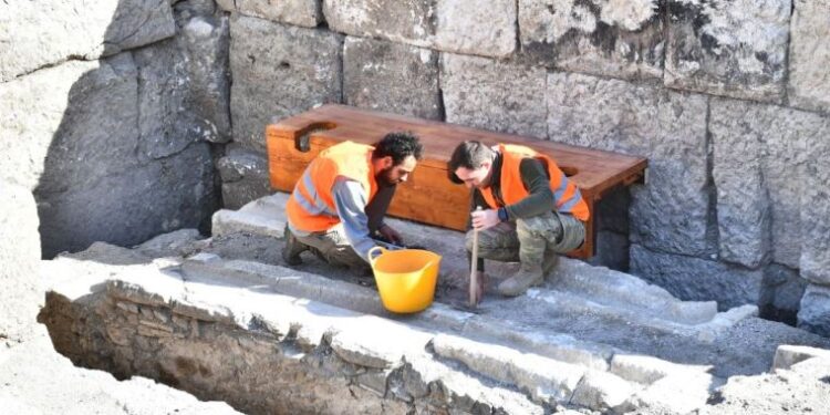 Antik tiyatro kulisinde ilk antik tuvalet bulundu