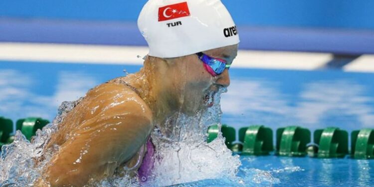 Milli yüzücü Viktoria Zeynep Güneş’ten tarihi altın madalya