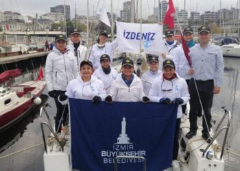 İzmir’in kadın yelkencileri İstanbul’dan çifte kupayla döndü
