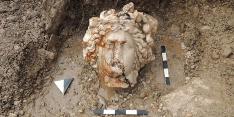 Aizanoi Antik Kenti kazısında ‘Afrodit’ ve ‘Dionysos’ heykel başları bulundu