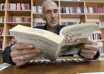 79 yaşındaki ‘kitap kurdu’ öğrencilere örnek oluyor