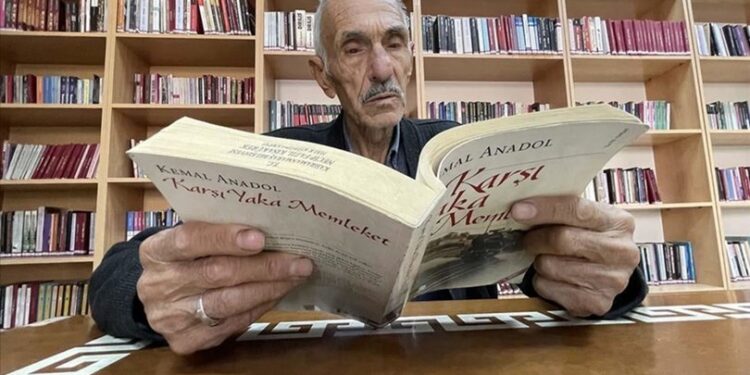 79 yaşındaki ‘kitap kurdu’ öğrencilere örnek oluyor