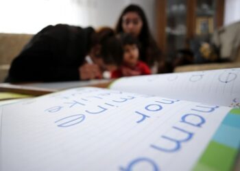 Görme engeline rağmen okuma yazma öğreniyor