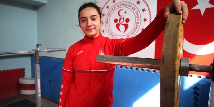 Milli halterci Nuray Levent Finlandiya’da 3 altın madalya kazandı