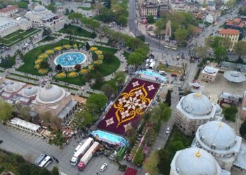 Dünyanın en büyük lale halısı havadan görüntülendi