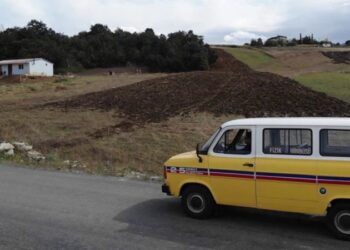 ‘Fizik Minibüsü’yle 5 bin kilometre yol giderek binlerce kitap dağıttı
