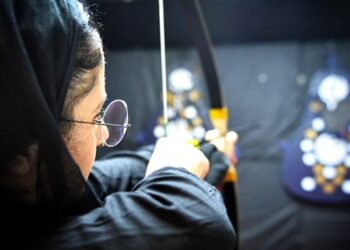 İranlı öğrenciler okçuluk dersi alıyor