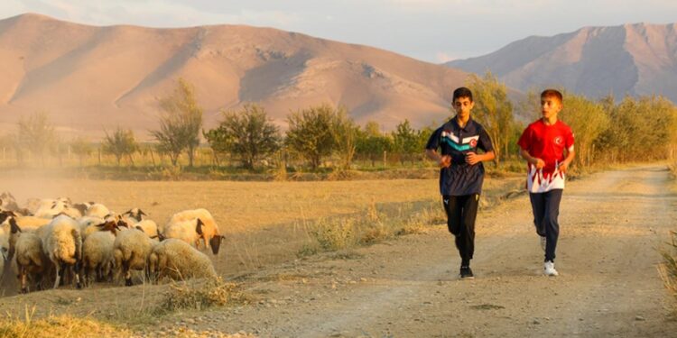 Okul arkadaşlığı karatede dünya şampiyonluğu getirdi