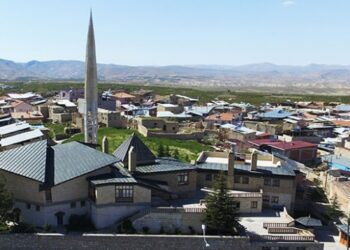 Değişik mimarisiyle dikkat çeken “Beşgen Camii”