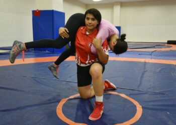 ‘Kızdan güreşçi olmaz’ diyenleri utandıran şampiyon