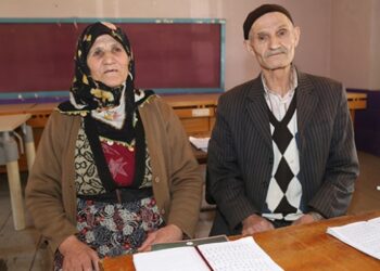 Hayatı paylaşan çift birlikte okuma yazma öğreniyor