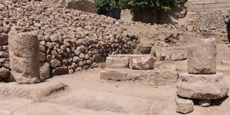 Perre Antik Kenti’ndeki kazılarda sütun ve yazıtlar bulundu