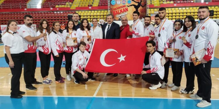 Milli kick boksçulardan 8 madalya