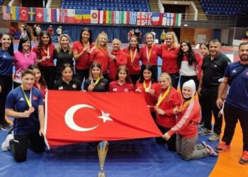 Kadın milli güreşçiler Romanya’da şampiyon oldu