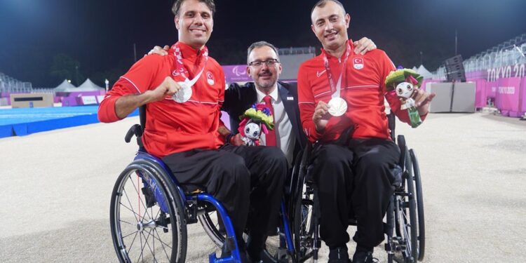 Nihat Türkmenoğlu ve Bahattin Hekimoğlu madalyalarını aldı