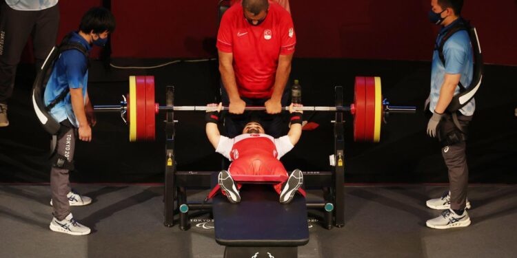 Milli halterci Abdullah Kayapınar olimpiyat beşincisi oldu