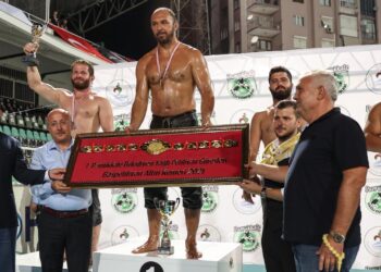 Pamukkale Yağlı Güreşlerinin başpehlivanı Ali Gürbüz oldu