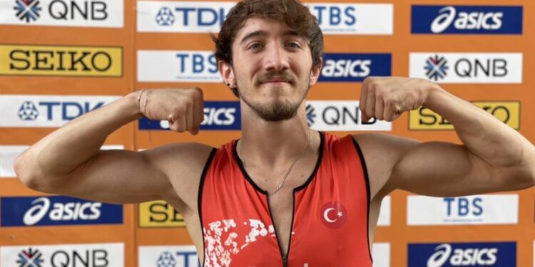 Milli atlet Berke Akçam Türkiye rekoru kırdı