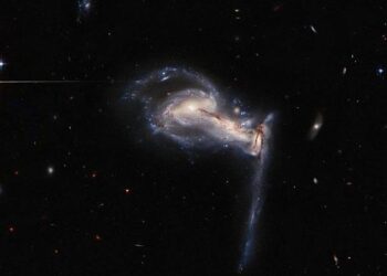 Hubble, ‘kardeş kavgasına tutuşan’ galaksileri görüntüledi