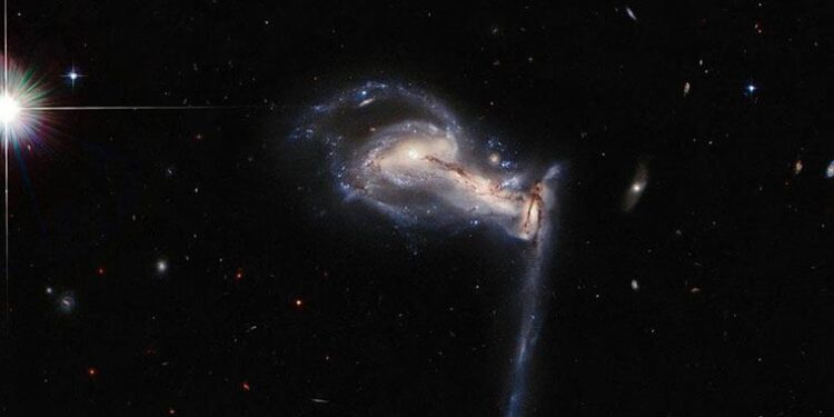 Hubble, ‘kardeş kavgasına tutuşan’ galaksileri görüntüledi