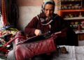 Ayakkabı tamircisi Zeynep Kandar dede mesleğini yıllardır sürdürüyor