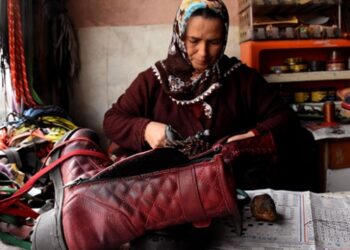 Ayakkabı tamircisi Zeynep Kandar dede mesleğini yıllardır sürdürüyor