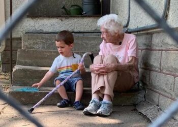 Bu iki dostun arasından su bile sızmıyor… Üstelik aralarındaki 97 yaş farka rağmen