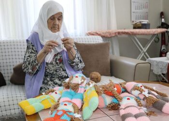 96 yaşındaki Sıdıka nineden çocuklara ‘örgü bebekler’