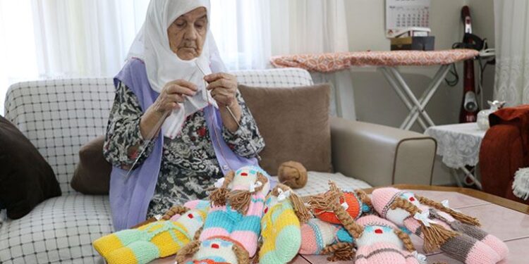 96 yaşındaki Sıdıka nineden çocuklara ‘örgü bebekler’