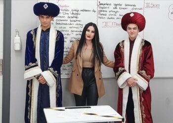 Genç öğretmen tarihi yaşatarak öğretiyor