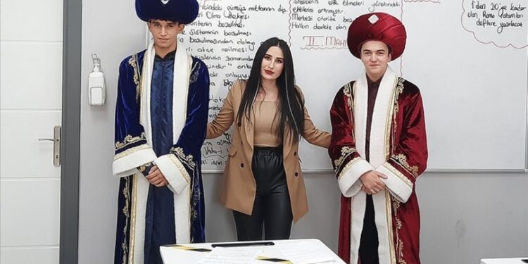 Genç öğretmen tarihi yaşatarak öğretiyor