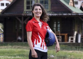 Milli paraşütçü Merve Gülşah Arslan’dan “uçuş rekoru”