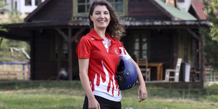 Milli paraşütçü Merve Gülşah Arslan’dan “uçuş rekoru”