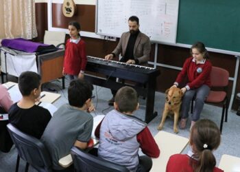 Müzik derslerine “Aslan” isimli köpek de giriyor