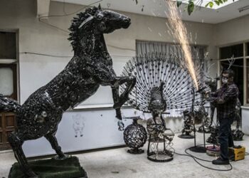 Topladığı hurda malzemelerden heykel yapıyor