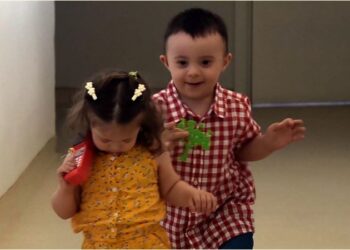 Down sendromlu Rabia ve Ege, fizyoterapiyle yürümeye başladı