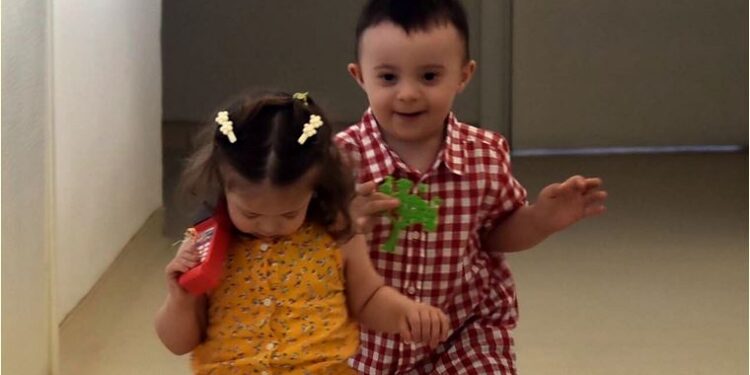 Down sendromlu Rabia ve Ege, fizyoterapiyle yürümeye başladı
