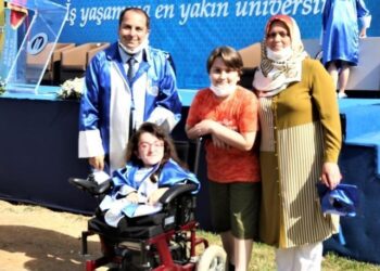 Cam kemik hastalığına rağmen çift ana dal yaparak mezun oldu